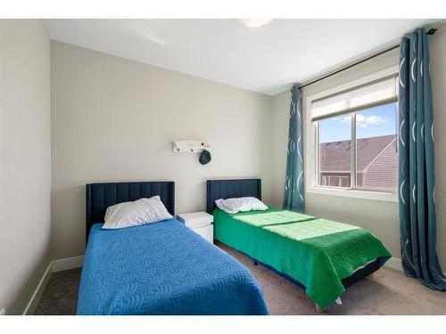 330 Yorkville Road Sw, Calgary, AB - Indoor Photo Showing Bedroom