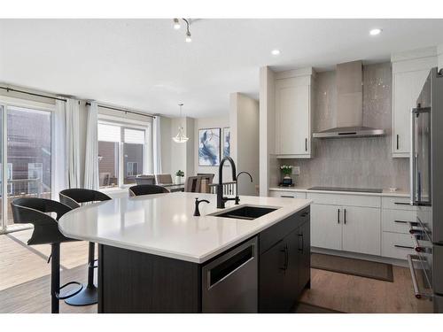 330 Yorkville Road Sw, Calgary, AB - Indoor Photo Showing Kitchen With Upgraded Kitchen