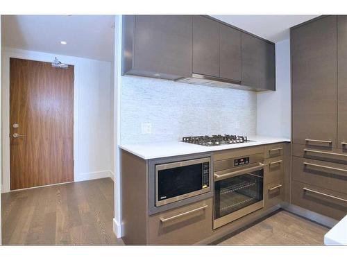 106-1025 5 Avenue Sw, Calgary, AB - Indoor Photo Showing Kitchen With Upgraded Kitchen