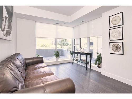 106-1025 5 Avenue Sw, Calgary, AB - Indoor Photo Showing Living Room