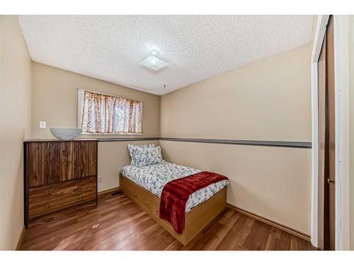 235 Templemont Drive Ne, Calgary, AB - Indoor Photo Showing Bedroom