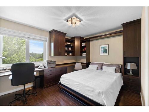 307 Valley Ridge Manor Nw, Calgary, AB - Indoor Photo Showing Bedroom