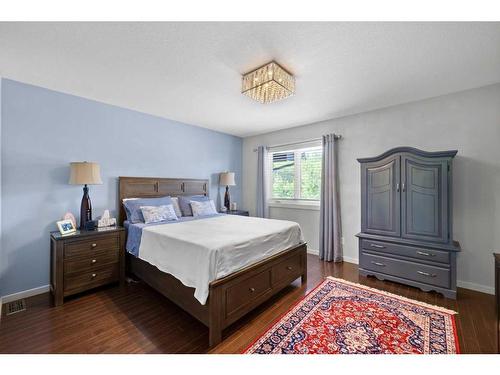 307 Valley Ridge Manor Nw, Calgary, AB - Indoor Photo Showing Bedroom