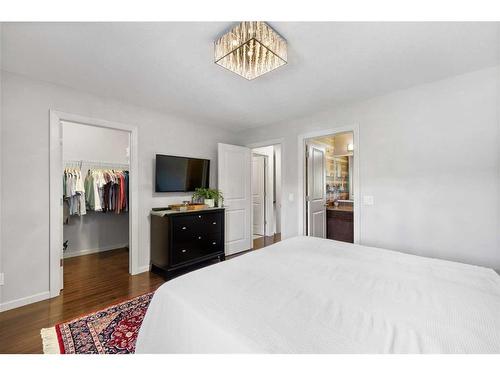 307 Valley Ridge Manor Nw, Calgary, AB - Indoor Photo Showing Bedroom