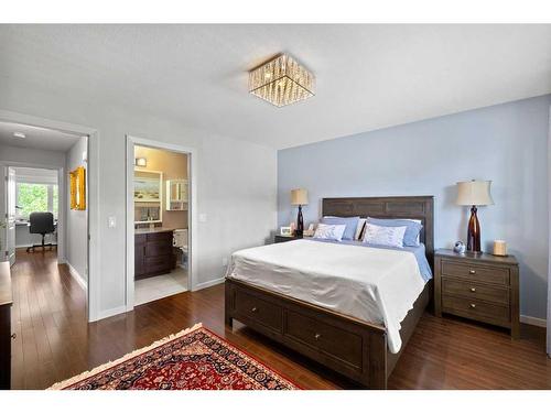 307 Valley Ridge Manor Nw, Calgary, AB - Indoor Photo Showing Bedroom