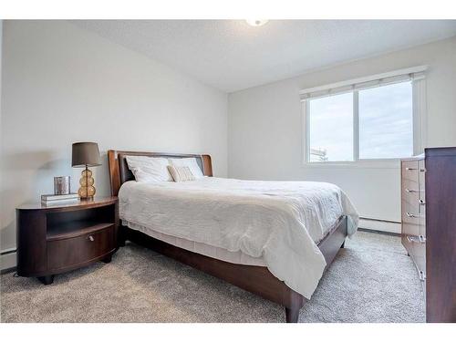 1307-4001A 49 Street Nw, Calgary, AB - Indoor Photo Showing Bedroom