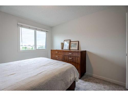 1307-4001A 49 Street Nw, Calgary, AB - Indoor Photo Showing Bedroom