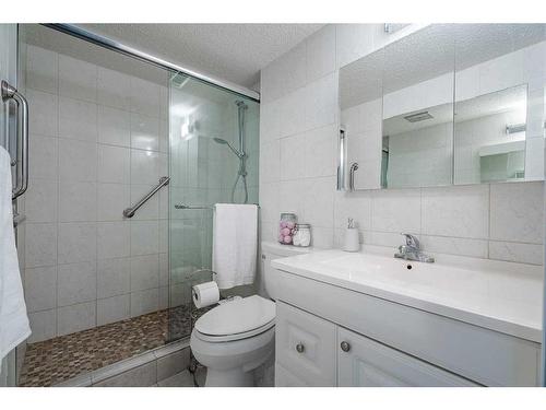 1307-4001A 49 Street Nw, Calgary, AB - Indoor Photo Showing Bathroom