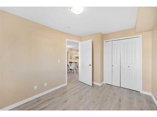 1213-8 Bridlecrest Drive Sw, Calgary, AB - Indoor Photo Showing Other Room