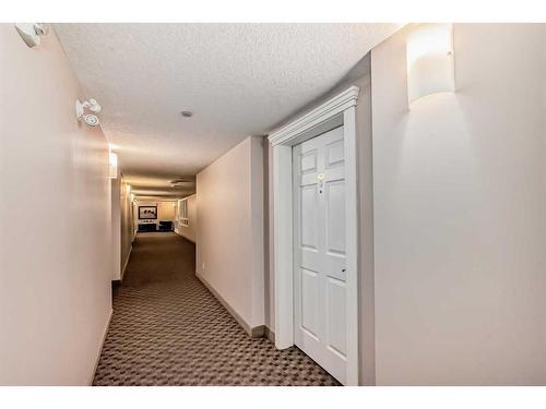 117-500 Rocky Vista Gardens Nw, Calgary, AB - Indoor Photo Showing Other Room