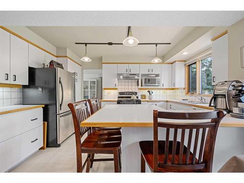 359 Silver Valley Boulevard Nw, Calgary, AB - Indoor Photo Showing Kitchen