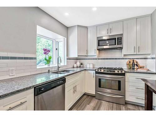 2819 Grant Crescent Sw, Calgary, AB - Indoor Photo Showing Kitchen With Stainless Steel Kitchen With Double Sink With Upgraded Kitchen