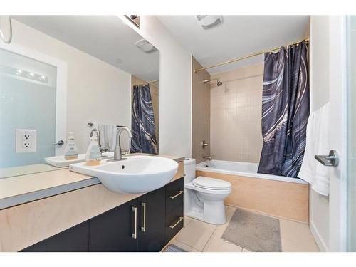 903-530 12 Avenue Sw, Calgary, AB - Indoor Photo Showing Bathroom