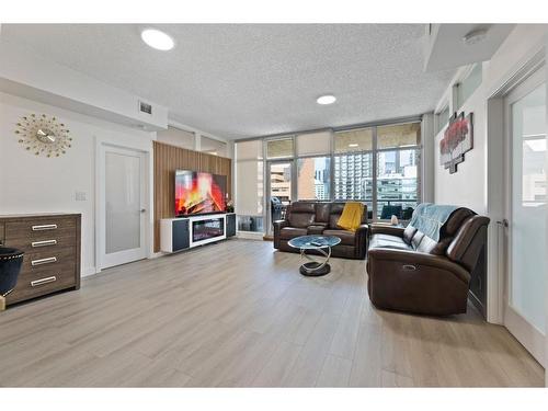 903-530 12 Avenue Sw, Calgary, AB - Indoor Photo Showing Living Room