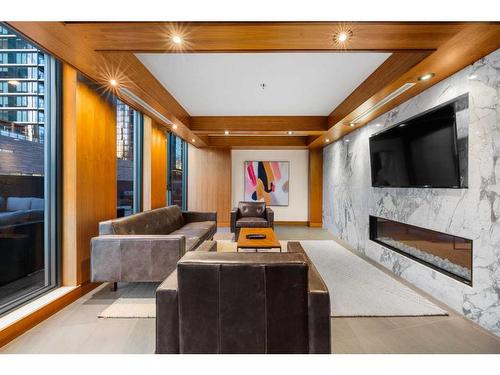 607-1010 6 Street Sw, Calgary, AB - Indoor Photo Showing Living Room With Fireplace