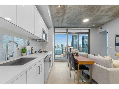 607-1010 6 Street Sw, Calgary, AB - Indoor Photo Showing Kitchen With Upgraded Kitchen