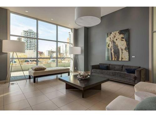 605-530 12 Avenue Sw, Calgary, AB - Indoor Photo Showing Living Room