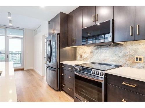 605-530 12 Avenue Sw, Calgary, AB - Indoor Photo Showing Kitchen With Upgraded Kitchen