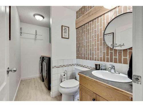 121 Crystal Shores Grove, Okotoks, AB - Indoor Photo Showing Bathroom