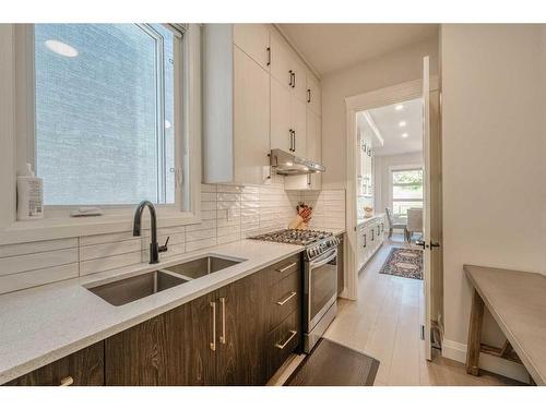 17 Hampstead Mews Nw, Calgary, AB - Indoor Photo Showing Kitchen With Double Sink With Upgraded Kitchen