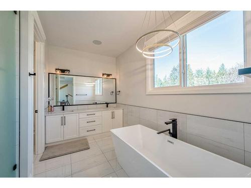 17 Hampstead Mews Nw, Calgary, AB - Indoor Photo Showing Bathroom