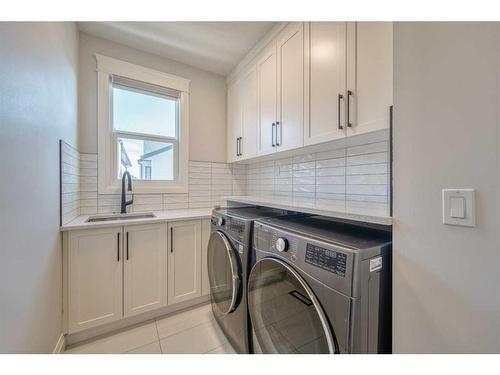 17 Hampstead Mews Nw, Calgary, AB - Indoor Photo Showing Laundry Room