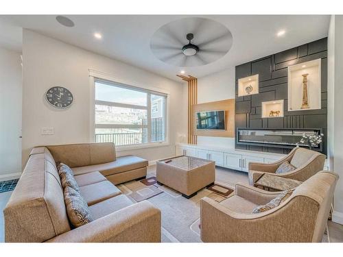 17 Hampstead Mews Nw, Calgary, AB - Indoor Photo Showing Living Room