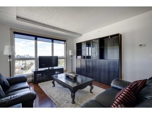 919-8710 Horton Road Sw, Calgary, AB - Indoor Photo Showing Living Room