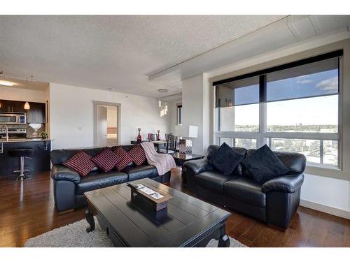 919-8710 Horton Road Sw, Calgary, AB - Indoor Photo Showing Living Room