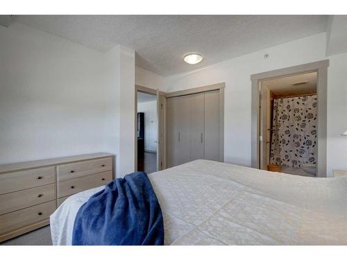 919-8710 Horton Road Sw, Calgary, AB - Indoor Photo Showing Bedroom