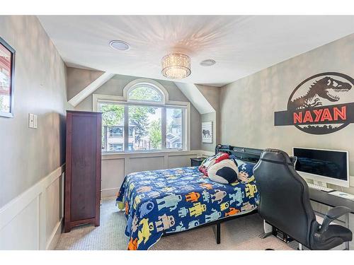 427 21 Avenue Nw, Calgary, AB - Indoor Photo Showing Bedroom