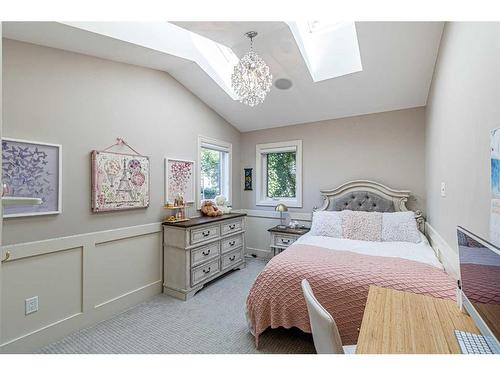 427 21 Avenue Nw, Calgary, AB - Indoor Photo Showing Bedroom