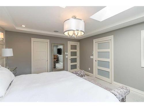 427 21 Avenue Nw, Calgary, AB - Indoor Photo Showing Bedroom