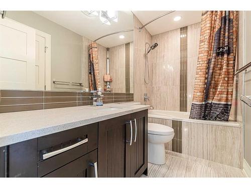 427 21 Avenue Nw, Calgary, AB - Indoor Photo Showing Bathroom