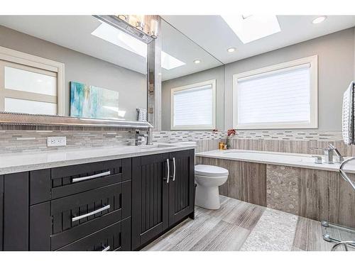 427 21 Avenue Nw, Calgary, AB - Indoor Photo Showing Bathroom