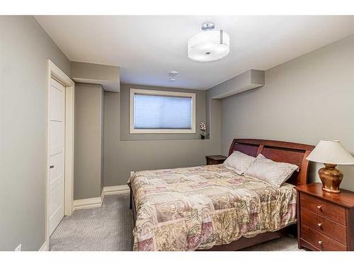 427 21 Avenue Nw, Calgary, AB - Indoor Photo Showing Bedroom