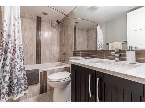 427 21 Avenue Nw, Calgary, AB - Indoor Photo Showing Bathroom