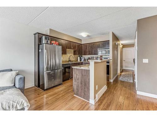 905-2200 Woodview Drive Sw, Calgary, AB - Indoor Photo Showing Kitchen With Stainless Steel Kitchen