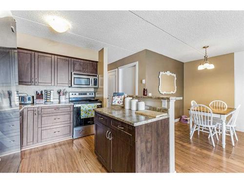 905-2200 Woodview Drive Sw, Calgary, AB - Indoor Photo Showing Kitchen