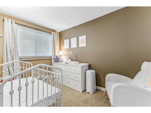 905-2200 Woodview Drive Sw, Calgary, AB - Indoor Photo Showing Bedroom