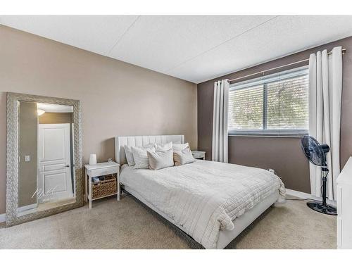 905-2200 Woodview Drive Sw, Calgary, AB - Indoor Photo Showing Bedroom