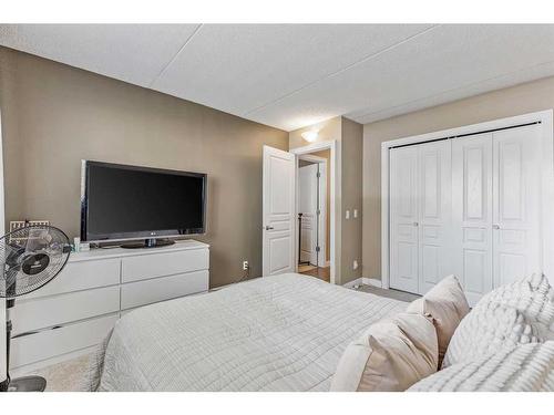 905-2200 Woodview Drive Sw, Calgary, AB - Indoor Photo Showing Bedroom