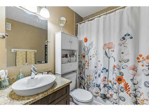 905-2200 Woodview Drive Sw, Calgary, AB - Indoor Photo Showing Bathroom