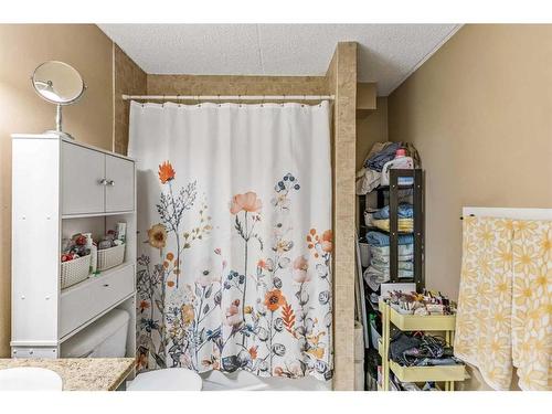 905-2200 Woodview Drive Sw, Calgary, AB - Indoor Photo Showing Bathroom