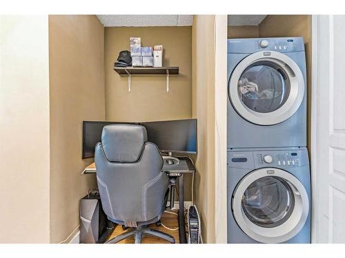 905-2200 Woodview Drive Sw, Calgary, AB - Indoor Photo Showing Laundry Room