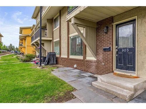 905-2200 Woodview Drive Sw, Calgary, AB - Outdoor