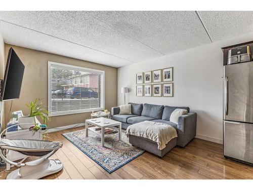 905-2200 Woodview Drive Sw, Calgary, AB - Indoor Photo Showing Living Room