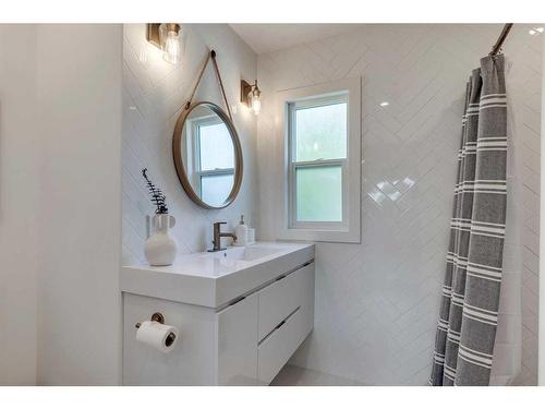 8244 7 Street Sw, Calgary, AB - Indoor Photo Showing Bathroom