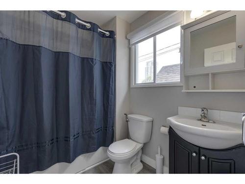 1419 31 Street Sw, Calgary, AB - Indoor Photo Showing Bathroom