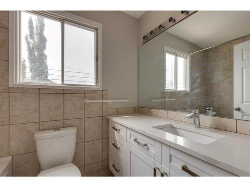 1419 31 Street Sw, Calgary, AB - Indoor Photo Showing Bathroom